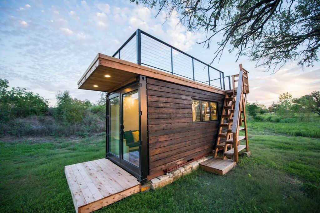 Elegant Container Tiny House Yellow & Blue, Waco – Cập nhật Giá năm 2022
