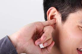 Nên vệ sinh tai thường xuyên