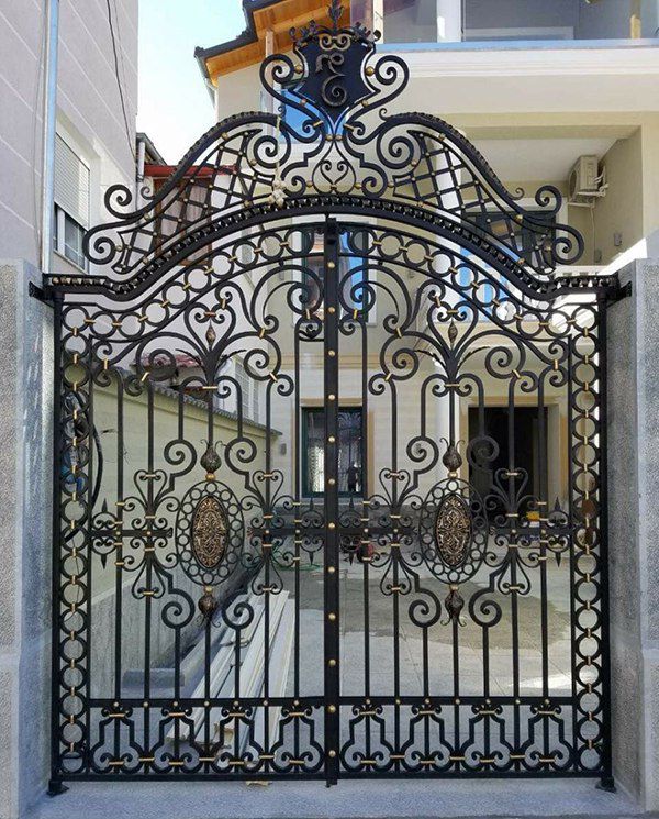Mẫu cửa cổng sắt nghệ thuật đẹp xa hoa lộng lẫy